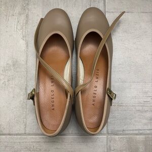 Like new condition, made in Canada Angelo Luzio Dance Shoes